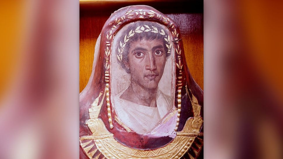 Một bức chân dung xác ướp của Artemidorus ở Hawara, Ai Cập, có niên đại vào khoảng năm 100 đến 120 sau Công nguyên trong thời kỳ La Mã ở Ai Cập. Vòng nguyệt quế vàng trên đầu tượng trưng cho việc ông đã vượt qua cái chết. (Ảnh: Ann Ronan Pictures) Một bức chân dung xác ướp của Artemidorus ở Hawara, Ai Cập, có niên đại vào khoảng năm 100 đến 120 sau Công nguyên trong thời kỳ La Mã ở Ai Cập. Vòng nguyệt quế vàng trên đầu tượng trưng cho việc ông đã vượt qua cái chết. (Ảnh: Ann Ronan Pictures)