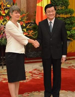 Đại sứ Đức Jutta Frasch trình quốc thư lên chủ tịch nước CHXHCN Việt Nam Trương Tấn Sang. Ảnh: ĐSQ Đức