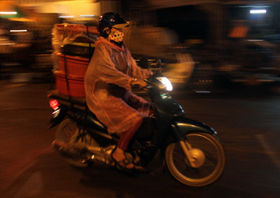 Và hàng trăm chuyến xe chất đầy tôm cá tỏa đi khắp các ngả đường để về các chợ nhỏ kịp bán khi trời sáng