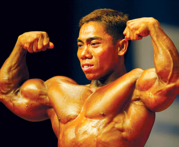 Phạm Văn Mách khoe thể hình