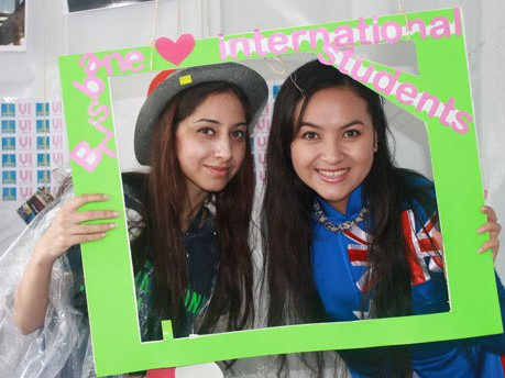 Huỳnh Thị Ngọc Hân bên bạn bè quốc tế. Ảnh: Dominic Gutierrez, San-Mari Esterhuysen. Huỳnh Thị Ngọc Hân bên bạn bè quốc tế. Ảnh: Dominic Gutierrez, San-Mari Esterhuysen