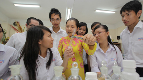 Giáo viên mới của Trường THPT Lương Thế Vinh (TP.HCM) hướng dẫn học sinh trong giờ thí nghiệm. Giáo sinh mới ra trường với mức thu nhập 1,6-2 triệu đồng/tháng không thể đủ trang trải cuộc sống hiện nay. Ảnh: Như Hùng