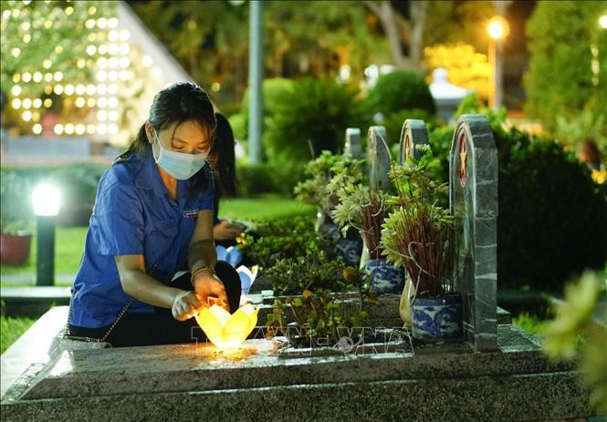 Đoàn viên thanh niên thắp nến trên các phần mộ liệt sỹ.