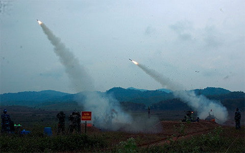 Bộ đội Việt Nam bắn tên lửa vác vai 9K32 Strela 2 trong một cuộc diễn tập bắn đạn thật tại trường bắn TB1 năm 2012.