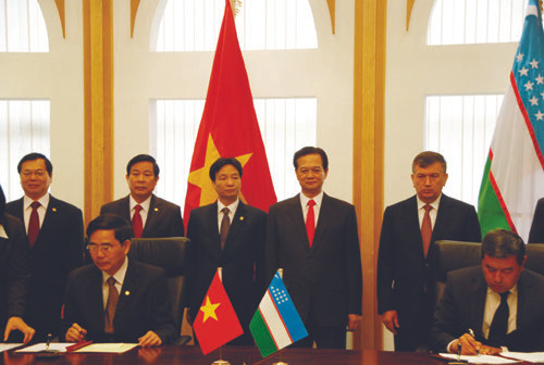 Thủ tướng Nguyễn Tấn Dũng và Thủ tướng Shavkat Mirziyoyev chứng kiến lễ ký các văn kiện	Ảnh: Xuân Ba