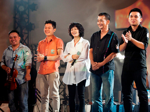 Tiến Chỉnh (thứ hai từ phải qua) trong đêm “Vui” tại TPHCM