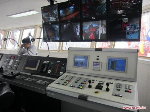 Phòng điều khiển trung tâm của tàu, nơi điều hành mọi hoạt động của giàn khoan dầu di động này. Ảnh: Xinhua