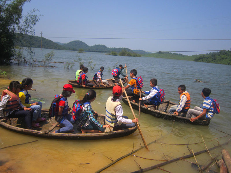 Học sinh trường THCS Xuân Thái chèo thuyền trên hồ Sông Mực để tới trường. Ảnh: Hoàng Lam. Học sinh trường THCS Xuân Thái chèo thuyền trên hồ Sông Mực để tới trường. Ảnh: Hoàng Lam