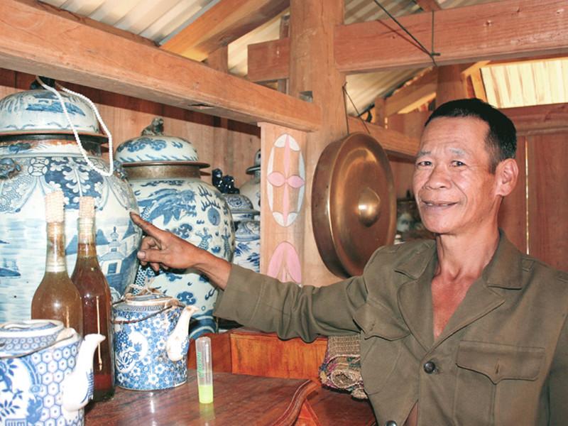 Chum ché cổ ở làng Aur Ảnh: N.C