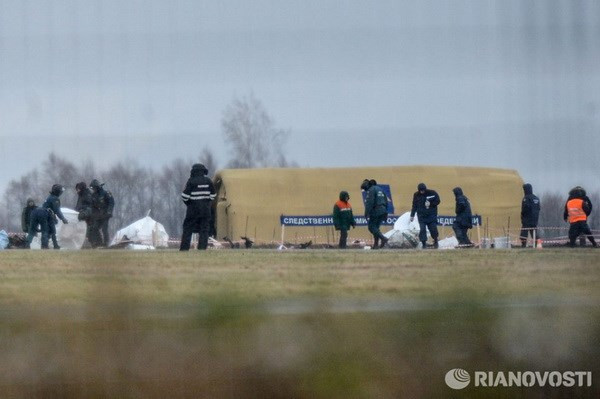 Bên trong sân bay, công việc điều tra vẫn đang được tiến hành tại hiện trường máy bay rơi. (Ảnh: RIA Novosti)