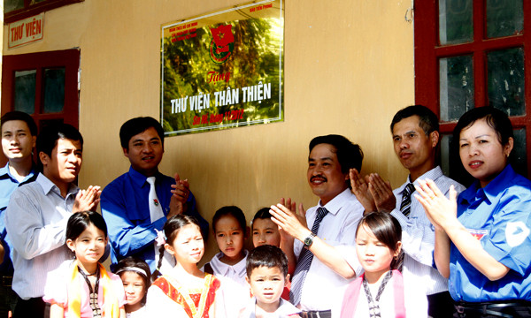 Thầy trò trường tiểu học số 1 Pa Tần và đại diện đoàn tình nguyện cùng kéo rèm khai trương “Thư viện thân thiện”. “Thư viện thân thiện” gồm có phòng máy tính truy cập internet miễn phí tốc độ cao cùng bàn ghế, giá sách, hệ thống bảng biểu, nội quy thư viện trị giá hơn 50 triệu đồng