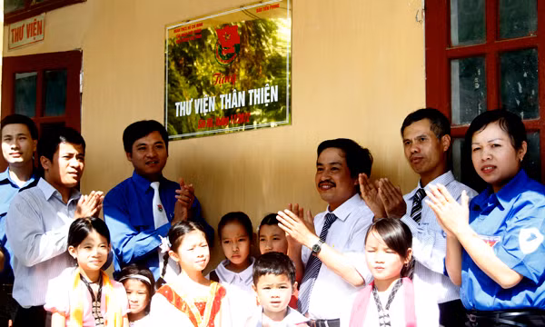 Thầy trò trường tiểu học số 1 Pa Tần và đại diện đoàn tình nguyện cùng kéo rèm khai trương “Thư viện thân thiện”. “Thư viện thân thiện” gồm có phòng máy tính truy cập internet miễn phí tốc độ cao cùng bàn ghế, giá sách, hệ thống bảng biểu, nội quy thư viện trị giá hơn 50 triệu đồng