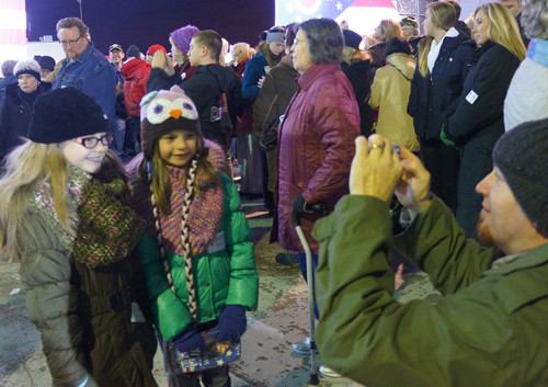 Trẻ em cũng đến dự nhưng chủ yếu để chụp ảnh. Ảnh: T.Đ