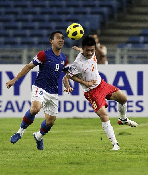 Đình Đồng tranh bóng với cầu thủ Malaysia. Ảnh: Reuters Đình Đồng tranh bóng với cầu thủ Malaysia