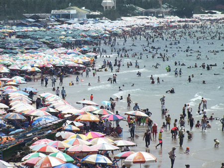 Bãi Sau TP Vũng Tàu đông nghẹt khách du lịch tắm biển