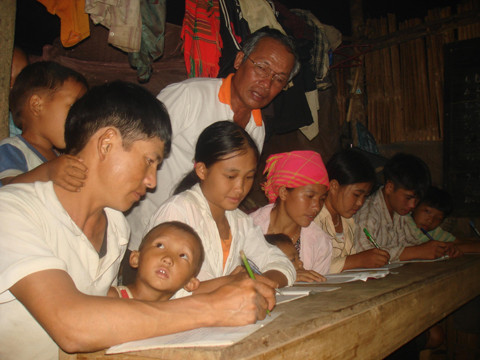 Ông Điền giảng bài cho học sinh. Ông Điền giảng bài cho học sinh