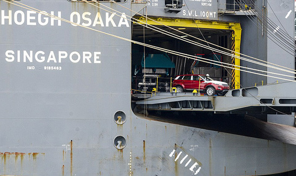 Tàu gặp nạn, hàng trăm xe sang Jaguar Land Rover móp méo ảnh 7