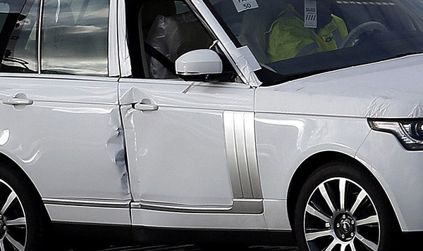 Tàu gặp nạn, hàng trăm xe sang Jaguar Land Rover móp méo ảnh 1