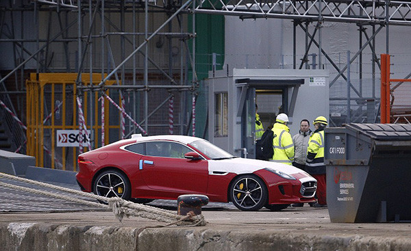 Tàu gặp nạn, hàng trăm xe sang Jaguar Land Rover móp méo ảnh 9