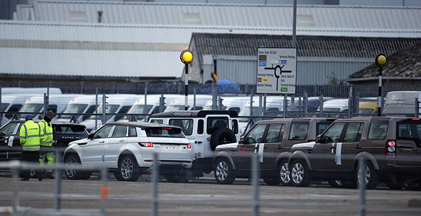 Tàu gặp nạn, hàng trăm xe sang Jaguar Land Rover móp méo ảnh 5