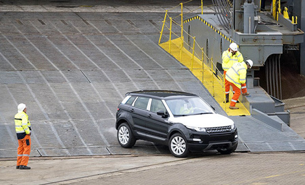 Tàu gặp nạn, hàng trăm xe sang Jaguar Land Rover móp méo ảnh 8