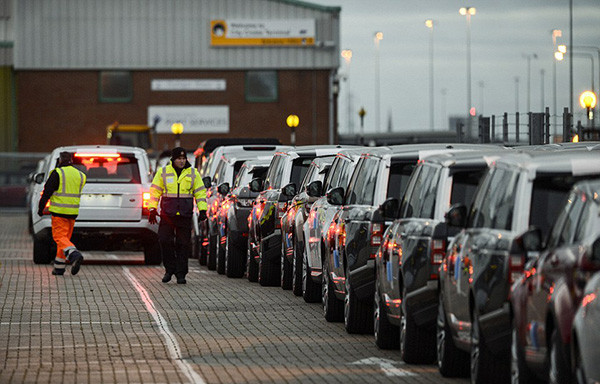 Tàu gặp nạn, hàng trăm xe sang Jaguar Land Rover móp méo ảnh 10