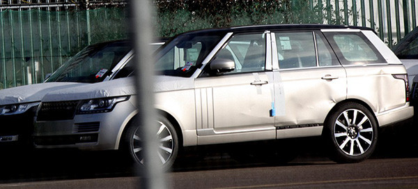 Tàu gặp nạn, hàng trăm xe sang Jaguar Land Rover móp méo ảnh 3