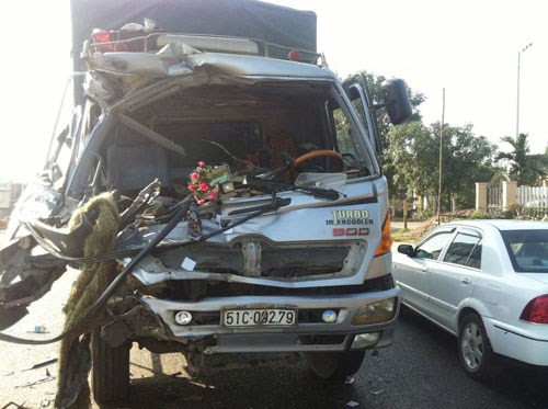 Ô tô tai nạn liên hoàn, quốc lộ 1A tắc hơn 1 km ảnh 1