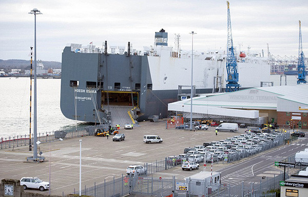 Tàu gặp nạn, hàng trăm xe sang Jaguar Land Rover móp méo ảnh 6