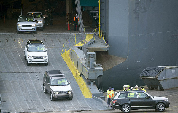 Tàu gặp nạn, hàng trăm xe sang Jaguar Land Rover móp méo ảnh 4