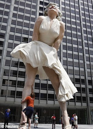 Bức tượng sẽ được trưng bày từ bây giờ tới mùa xuân năm sau