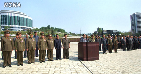 Các quan chức cấp cao của đảng Lao động cầm quyền và quân đội Triều Tiên tới dự lễ khánh thành khu Tổ hợp Căn hộ Phố Changjon hôm 20/6. Ảnh: KCNA Các quan chức cấp cao của đảng Lao động cầm quyền và quân đội Triều Tiên tới dự lễ khánh thành khu Tổ hợp Căn hộ Phố Changjon hôm 20/6