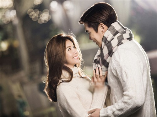  Chỉ đơn giản là một mảnh giấy nhỏ nhắc vợ rằng: “Hôm nay trời lạnh đấy, em mặc áo ấm vào nhé” hoặc “Em nhớ 10h uống thuốc nha”… Anh ấy có thể để trong túi áo, ví, túi xách hoặc trên gương của nhà tắm để nhắc nhở vợ. (Ảnh minh họa) 