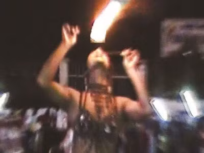 Màn trình diễn phun lửa nguy hiểm của “cô gái” trong nhóm bán kẹo kéo rong trên đường phố Sài Gòn (ảnh chỉ mang tính chất minh họa). Ảnh: Hải Thọ