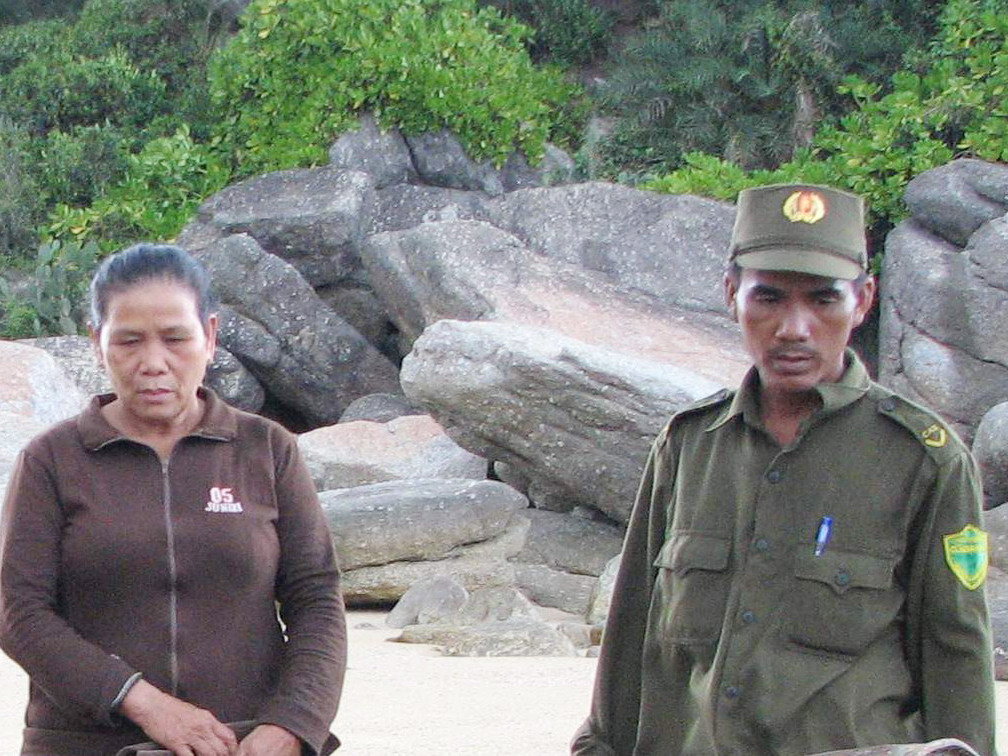 Công an xã Bình Thuận và người dân tại chân núi Vách Thành - nơi xuất hiện quái thú... heo rừng xổng chuồng. Công an xã Bình Thuận và người dân tại chân núi Vách Thành - nơi xuất hiện quái thú... heo rừng xổng chuồng