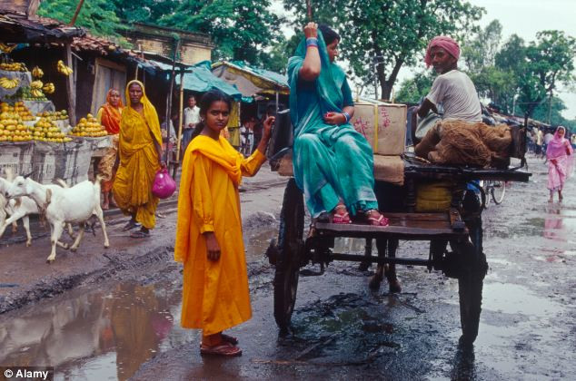 Bé gái Ấn Độ bị bạn nhẫn tâm dội nước sôi