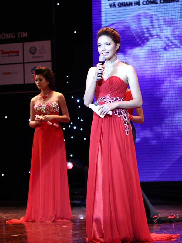 Thùy Dương trong phần thi ứng xử