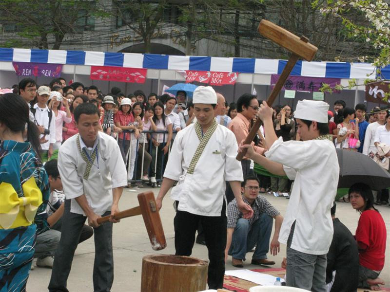 Giã bột làm bánh dày Nhật Bản Giã bột làm bánh dày Nhật Bản
