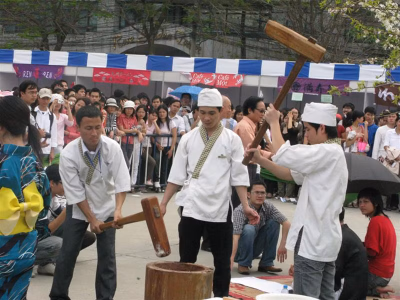 Giã bột làm bánh dày Nhật Bản