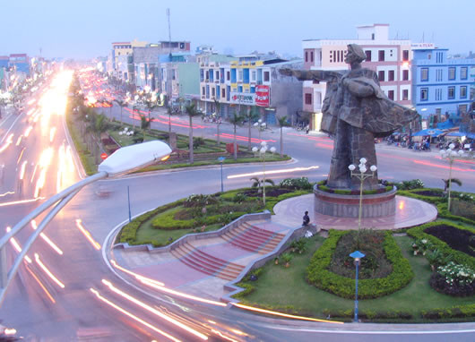 Tượng đài Mẹ Dũng sĩ Thanh Khê.