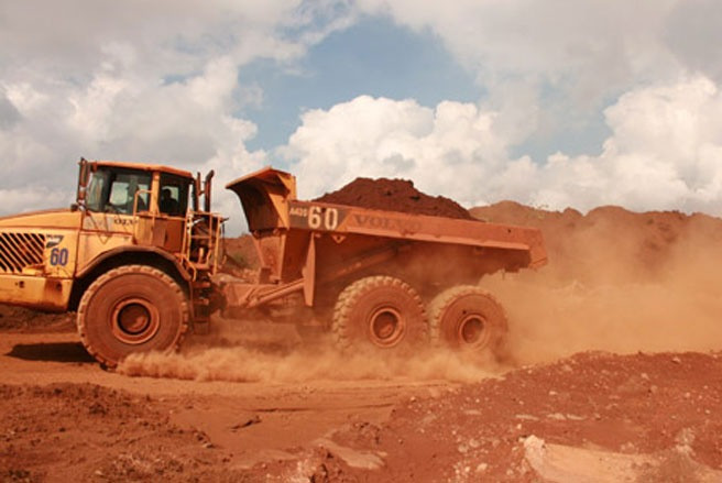 Sau khi khai thác, quặng bauxite sẽ được vận chuyển đến kho chứa quặng nguyên khai hoặc đổ trực tiếp vào bunke nhà máy tuyển