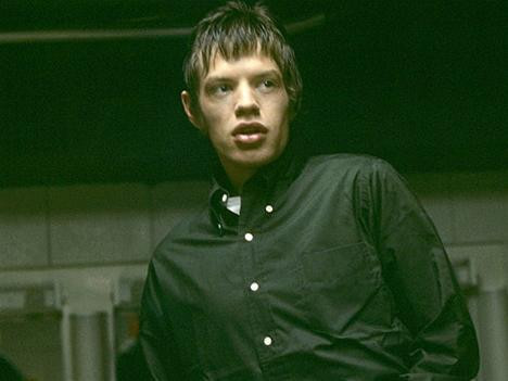 Cảnh sát đã phải can thiệp khi các fans hâm mộ lao tới khu vực biểu diễn của Rolling Stones tại Fresno California, Mỹ. Hai tay guitar Brian Jones và Keith Richards của Rolling Stones uống cocktail tại khách sạn của họ ở Florida. Mick Jagger tại khách sạn Jack Fort Harrison ở Clearwater, Florida, Mỹ. Mick Jagger thư giãn sau một ngày thu âm tại Studio RCA ở Hollywood, California. Huyền thoại nhạc soul James Brown và Mick Jagger tại hậu trường của Teen Age Music International Show. Mick Jagger biểu diễn single đầu tiên tại Mỹ của Rolling Stones - Not Fade Away. Mick Jagger xem tivi lúc nghỉ ngơi trong tour diễn Mỹ của Rolling Stones. Mal Evans - nhà thu âm và là nhạc sĩ phụ cho nhóm Beatles trêu đùa Ringo Starr trong một kì nghỉ tại Key West, Florida khi họ đang đi tour tại Mỹ. The Beatles trêu đùa nhau trong khi chụp hình cho một tạp chí tại Bel Air, California, Mỹ. John Lennon tại hậu trường của sân vận động J.F.K ở Philadenphia, Mỹ. Brian Jones và Keith Richards chơi đùa với một đạo cụ trong buổi chụp hình bìa của một album. John Lennon làm trò trong khi thử âm thanh trước một buổi biểu diễn tại Mỹ. Mick Jagger trong phòng thay đồ chuẩn bị cho sự xuất hiện của Rolling Stones tại chương trình Ed Sullivan Show. Keith Richards tại sân bay và sau đó cắt tóc cho Charlie Watts trước một buổi biểu diễn.