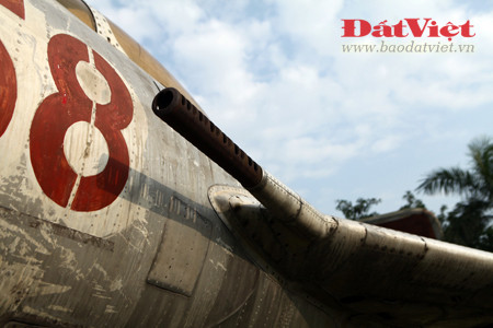 Hai pháo ở trên cánh, bố trí gần thân máy bay. Pháo NR-30 có tốc độ bắn nhanh, khoảng 850-1.000 phát/phút