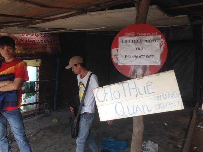 Theo ghi nhận của PV Kiến thức, dù thời hạn bàn giao còn tính bằng ngày nhưng nhiều chủ nhà, đất dọc hành lang dự án trên xa lộ Hà Nội vẫn còn để bảng cho thuê mặt bằng... 