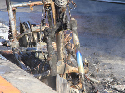 Chiếc xe máy điện bị cháy trơ khung