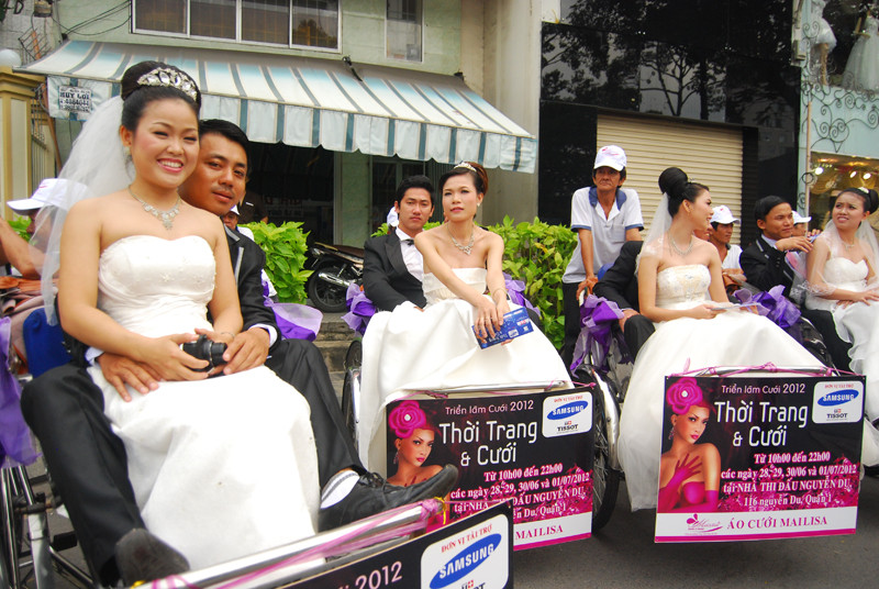 Niềm vui rạng ngời của các cặp đôi công nhân khi được tổ chức lễ cưới tập thể