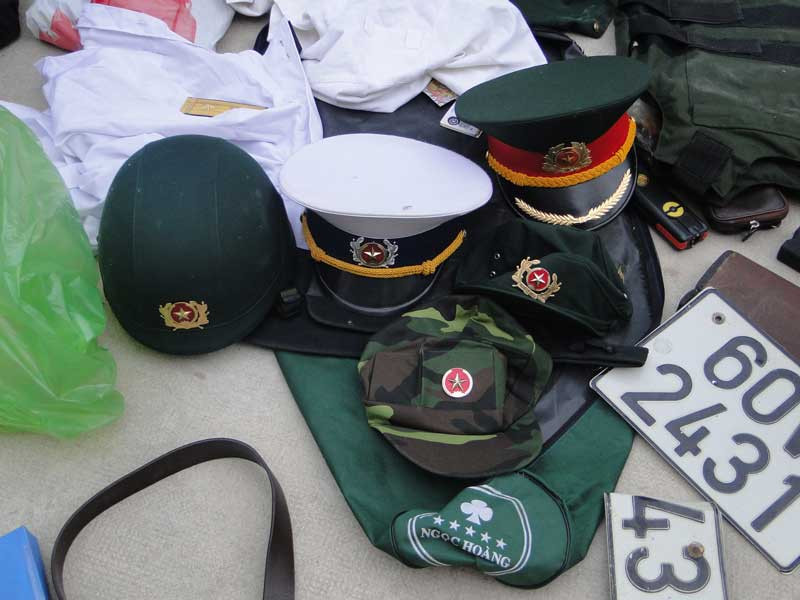 Các hung khí, quân trang, giấy tờ giả Võ Hoàng Điệp dùng trong quá trình gây án. Các hung khí, quân trang, giấy tờ giả Võ Hoàng Điệp dùng trong quá trình gây án