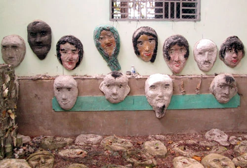 Mỗi tượng người phác thảo gương mặt già, thanh niên, phụ nữ và trẻ em với nhiều sắc thái tâm trạng. 