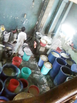 Nguyên liệu được ngâm tẩm hóa chất trong các chậu. Ảnh: Nguyễn Hiền. Nguyên liệu được ngâm tẩm hóa chất trong các chậu Ảnh: Nguyễn Hiền