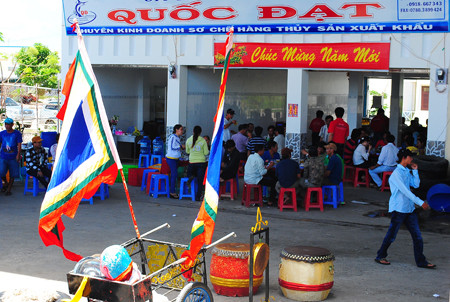 DNTN Quốc Việt mở tiệc cúng Ông, đãi khách là chủ tàu, ngư phủ giúp họ làm ăn khá giả.